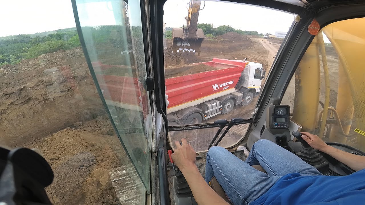 Excavator New Holland E305 loads trucks #21