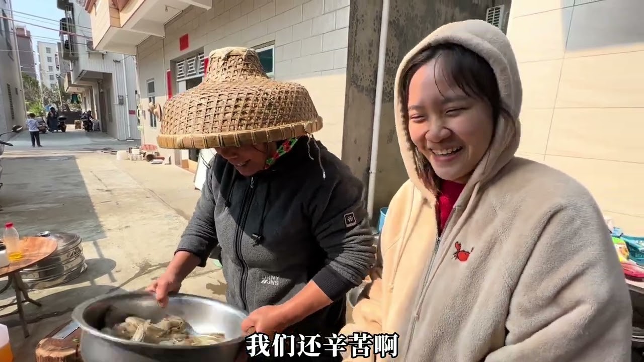 小芬舅舅海哥来我家做客，学长全家出动准备海鲜餐，二拉拉吃不停#海哥量地球#小芬旅记