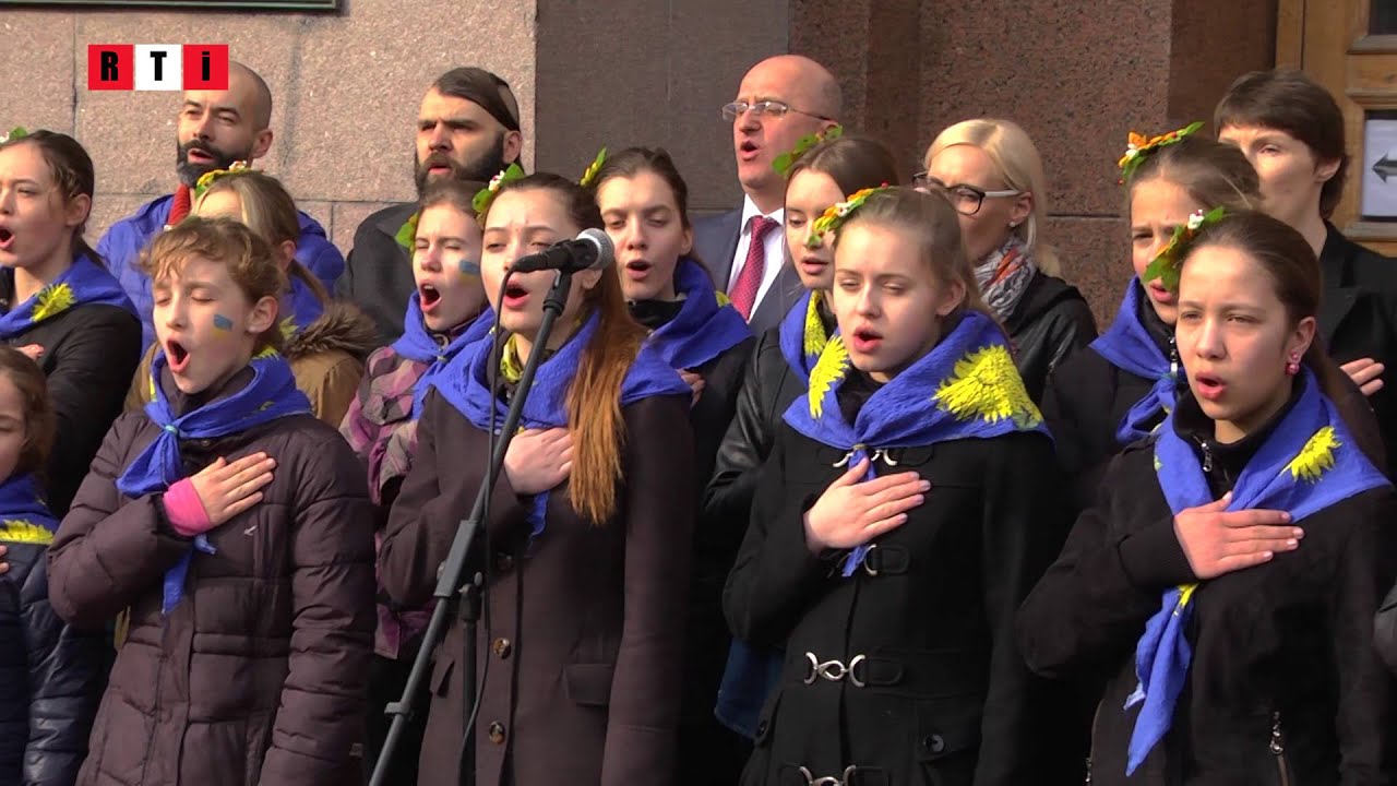 Активісти заспівали повну версію 
