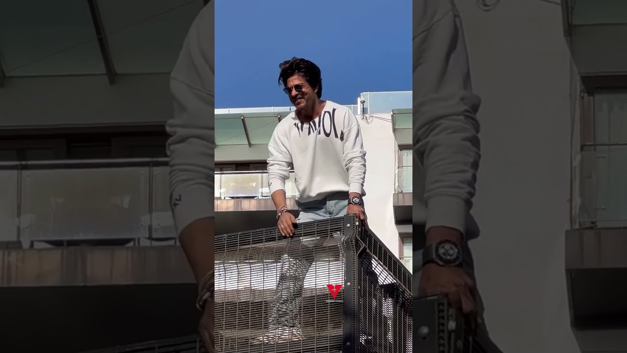Fans Dancing On Song of Pathaan with Shahrukh Khan at His Residency Mannat in Bandra