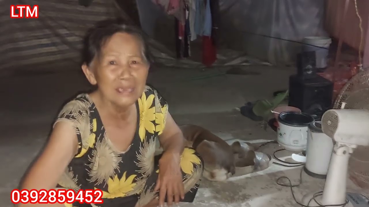 Buổi tối em Loan và mẹ lên nấu thuốc cho cậu Tám