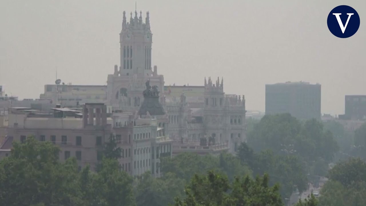 El viento de poniente arrastra hasta Madrid el humo y el olor de un incendio en Portugal