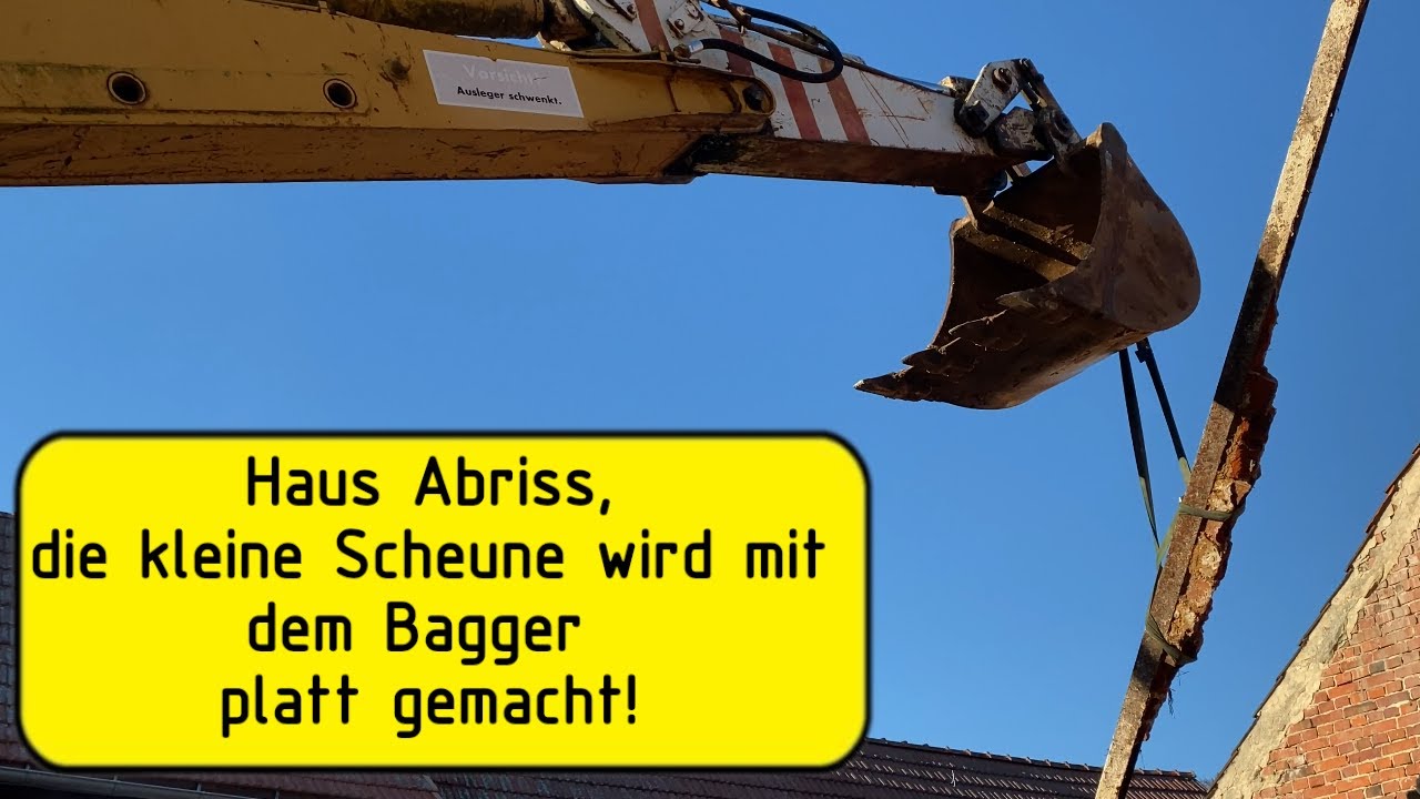 Haus Abriss: Die Scheune wird mit dem Bagger abgerissen