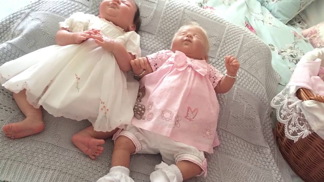 Size comparison video for Chrisannmumoffour 2016 of Reborns Bracken and Sarah-Louise ☺️☺️