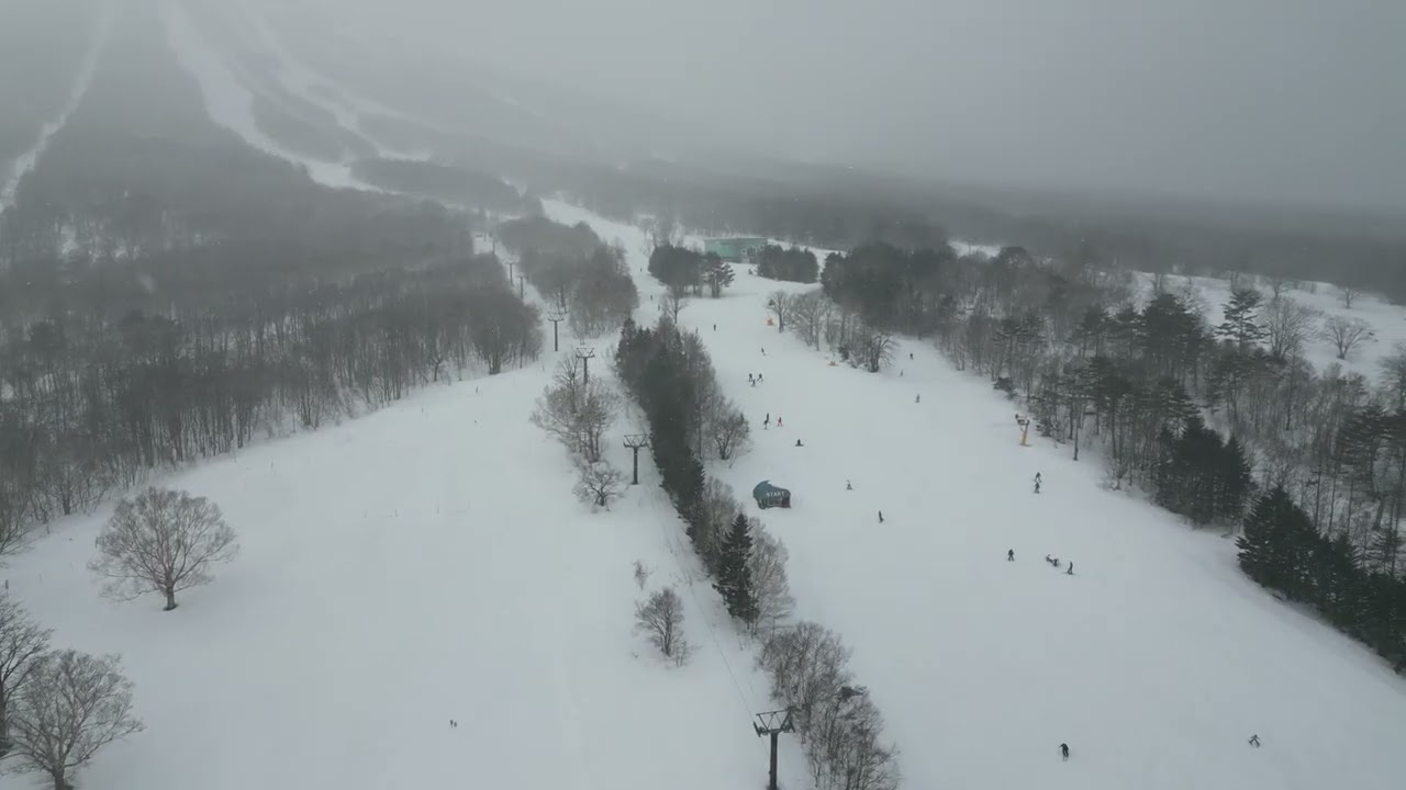 在風雪交加中航拍安比高原皇冠假日酒店前滑雪場（2026.3.7）