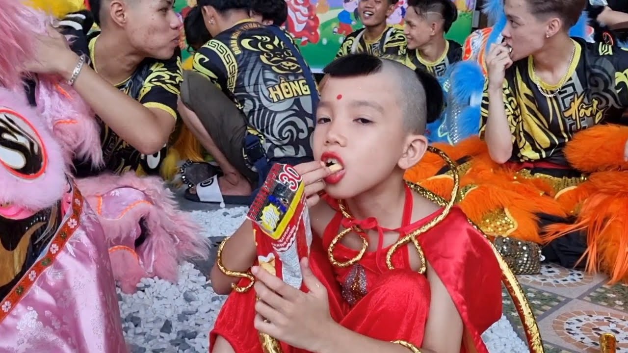 Múa lân .LSR Hồng Phú xuất quân múa nhà hàng Hoa Vàng đường Hùng Vương