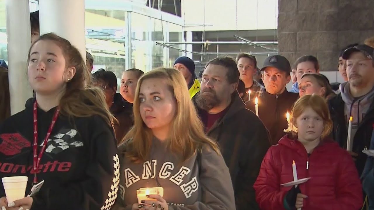 Vigil draws hundreds for missing Aloha mom