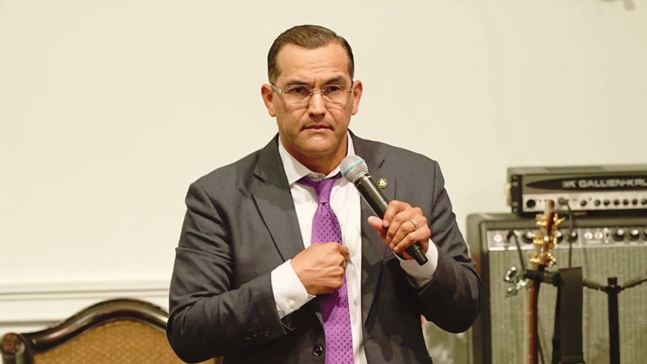 Las Iglesias est&aacute;n llenas de gente enga&ntilde;ada / Pastor General David Gutierrez