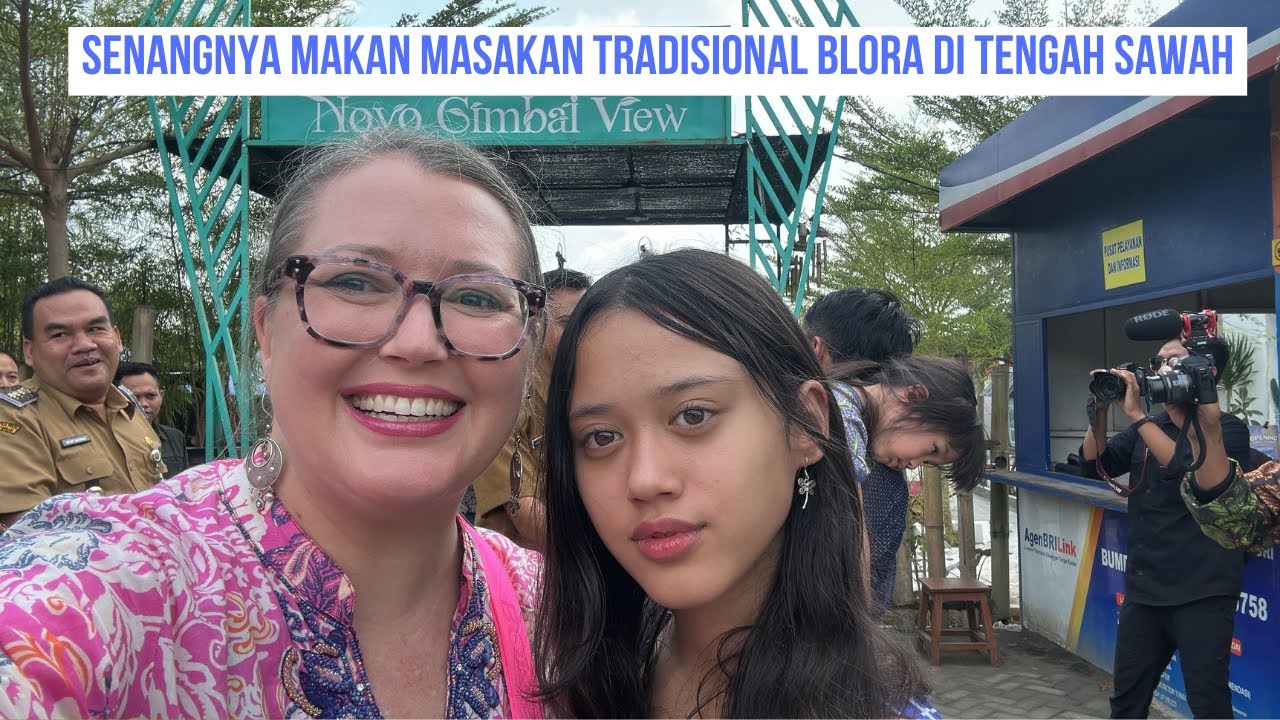 Pertama Kali Mbak Bule Dari Australia dan Jerman Makan Lontong Tahu Di Tengah Sawah