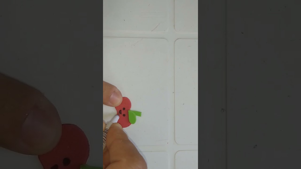 Ma&ccedil;&atilde; em e.v.a. Aplique em miniatura #fa&ccedil;avoc&ecirc;mesmo #artesanato #diy #f&eacute;rias