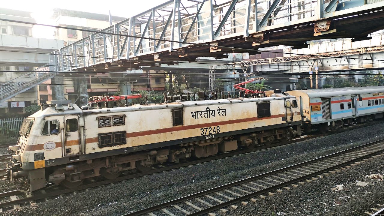 ET WAP-7 37248 Tows 22129 Tulsi SF Express | Mumbai LTT–Ayodhya Cantt Crawling Through Thakurli