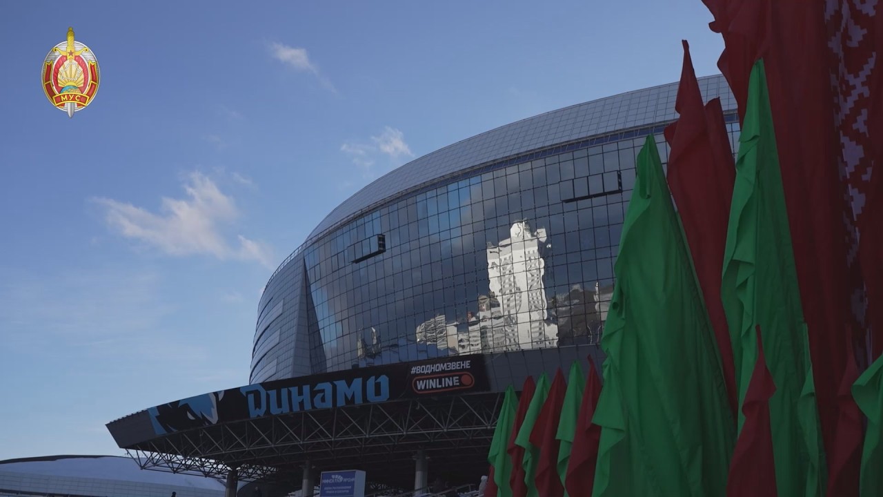 Особое внимание - женщинам в милицейских погонах