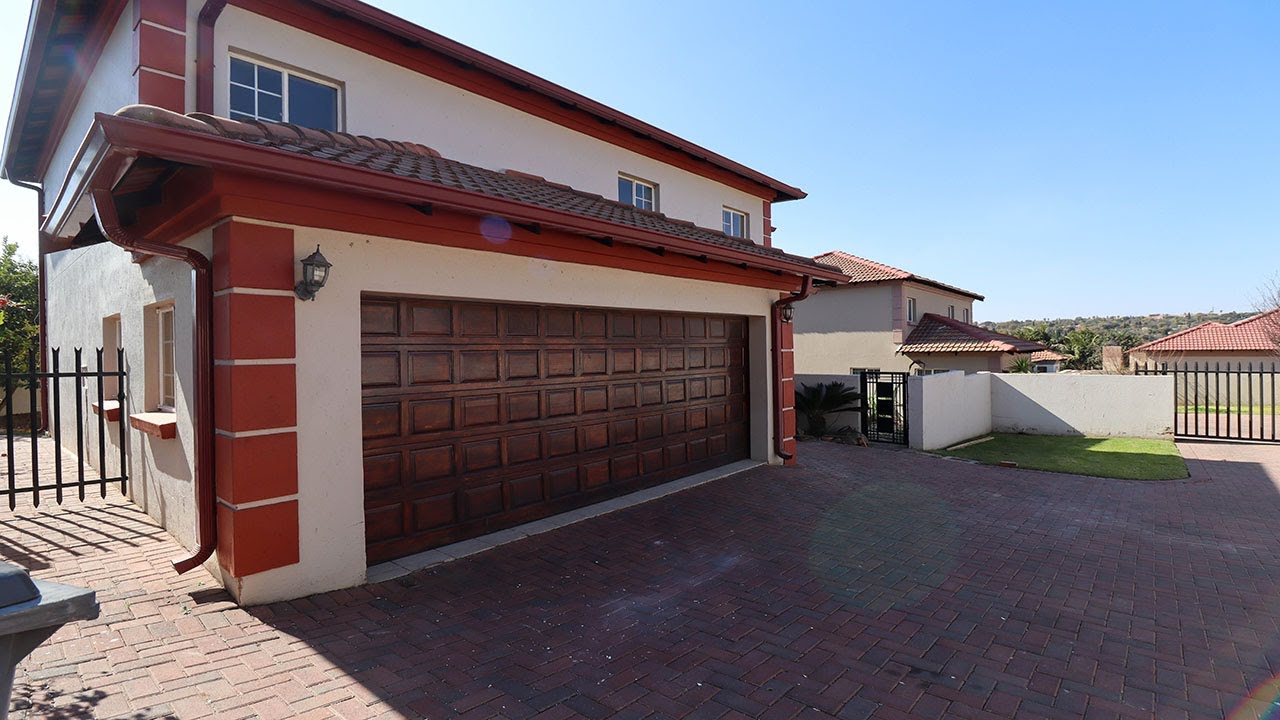 GORGEOUS MASSIVE FREESTANDING HOME FOR RENT