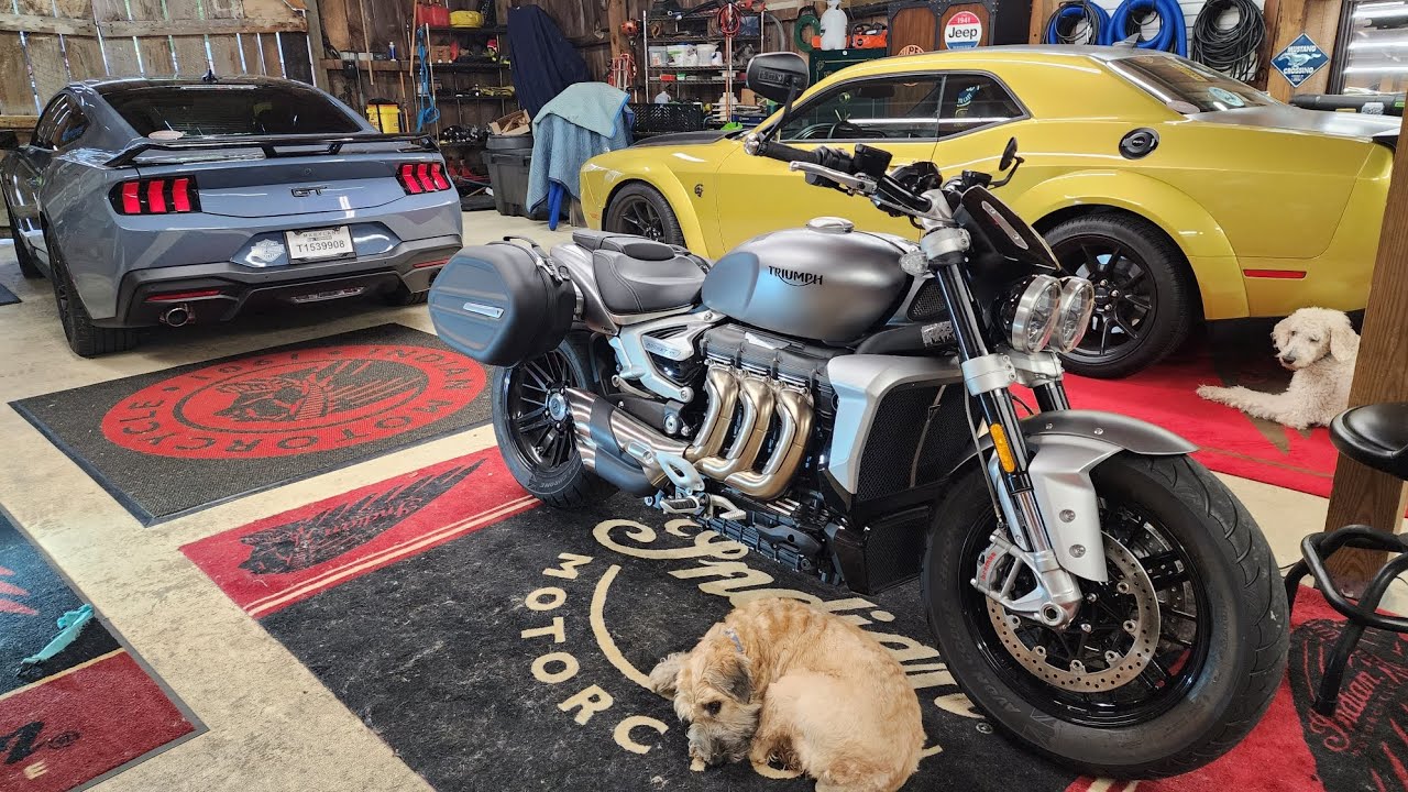 Triumph Rocket 3 R Saddle Bags how to Install.