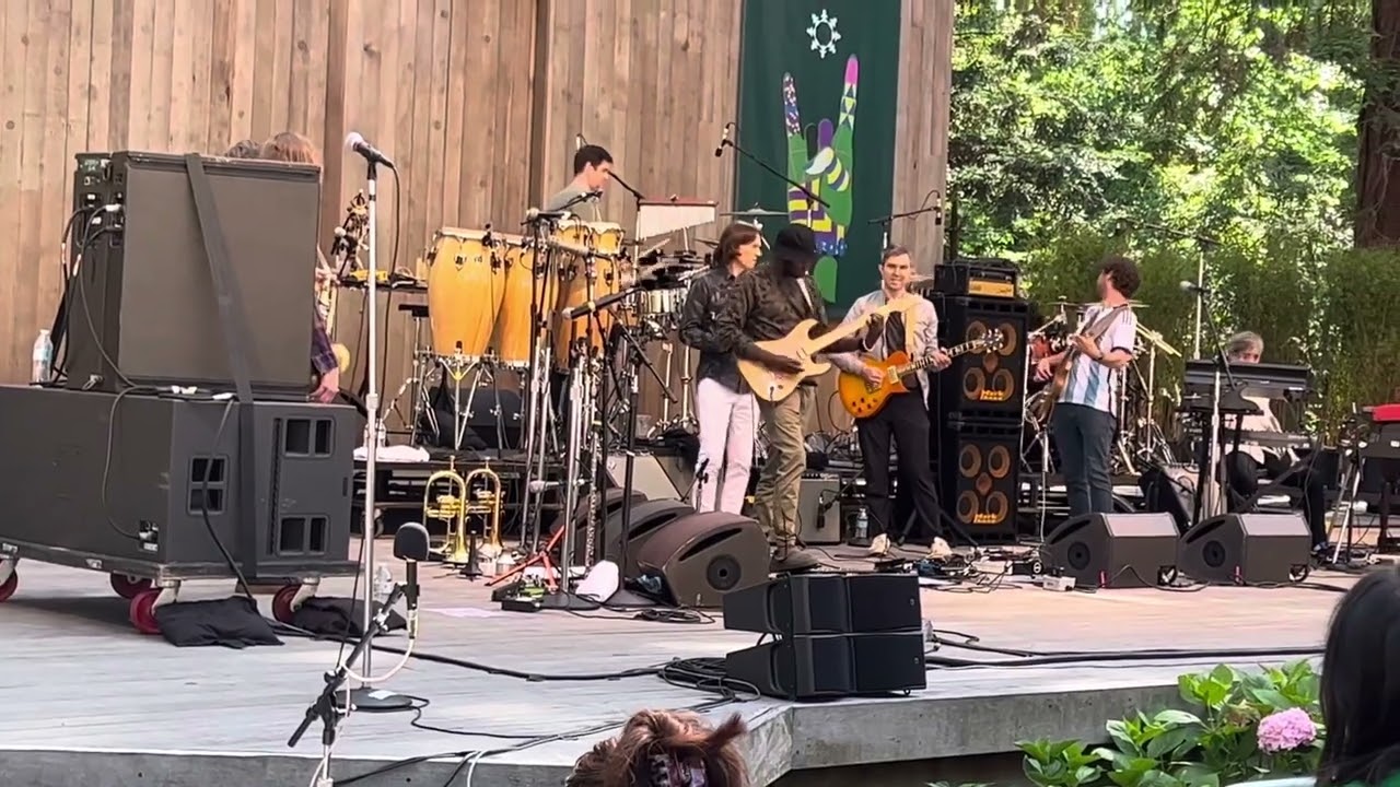 Isaiah Sharkey Amazing Guitar Solo on Lingus
