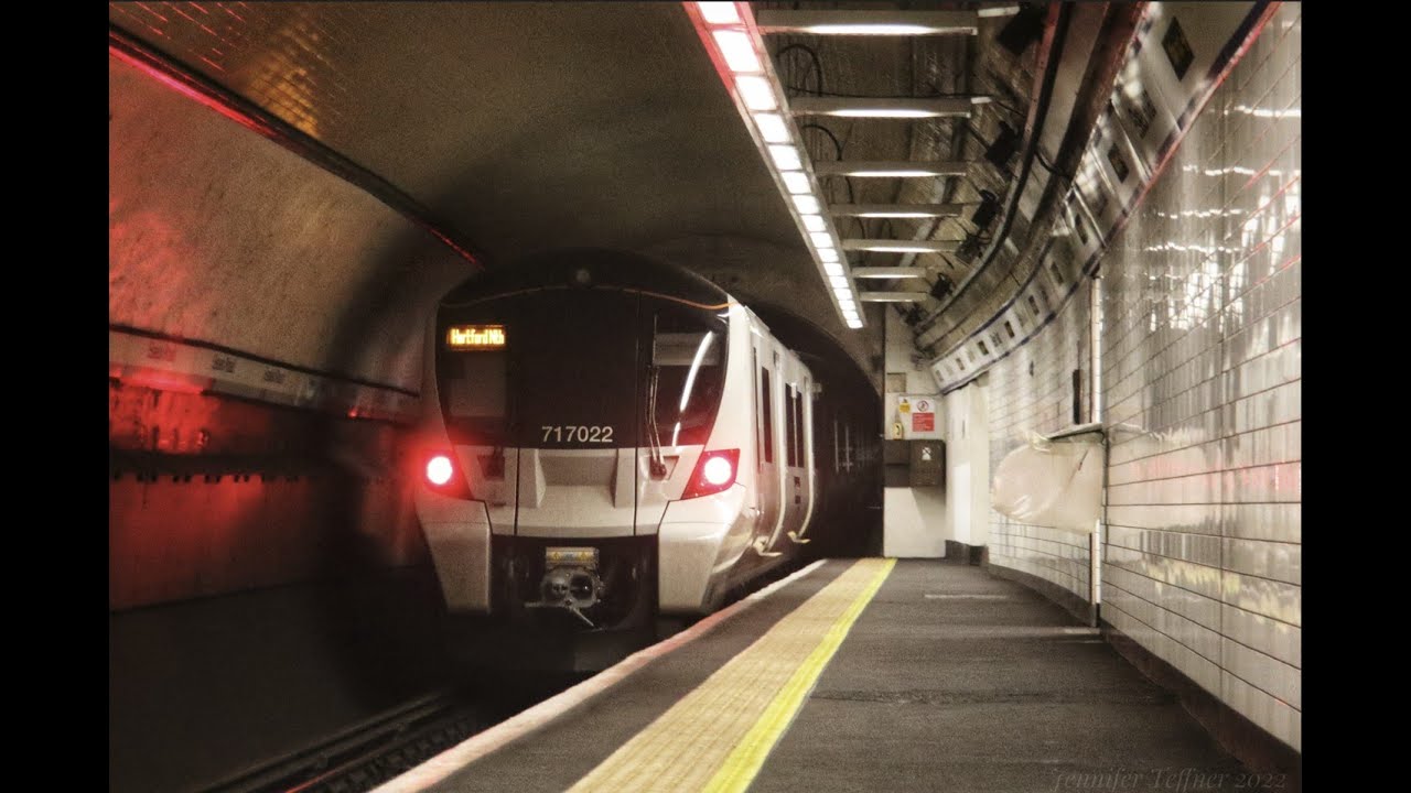 Trains at Essex Road (Northern City line) 19-12-22