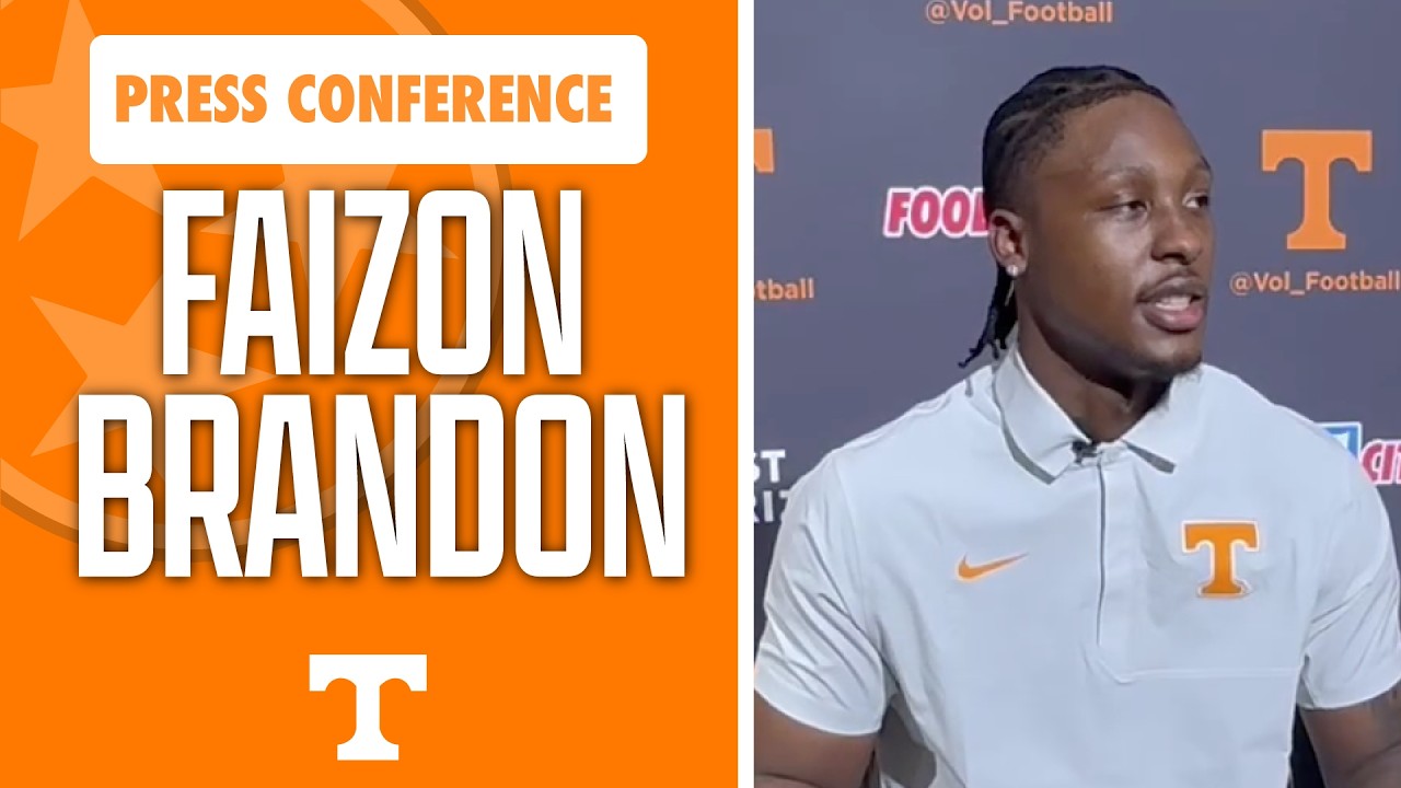 Первокурсник футбольной команды Теннесси, квотербек Фейзон Брэндон, общается с представителями СМ...