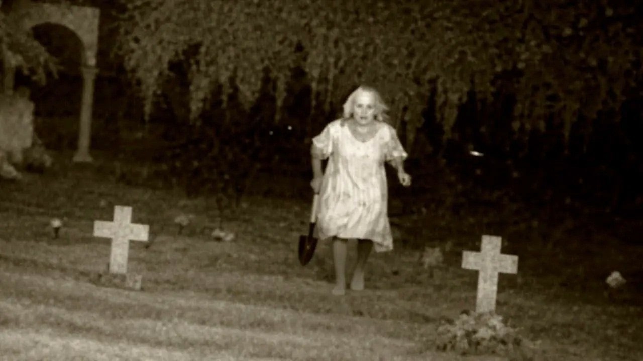 7 Ужасающих Моментов на Кладбищах Снятых На Камеру