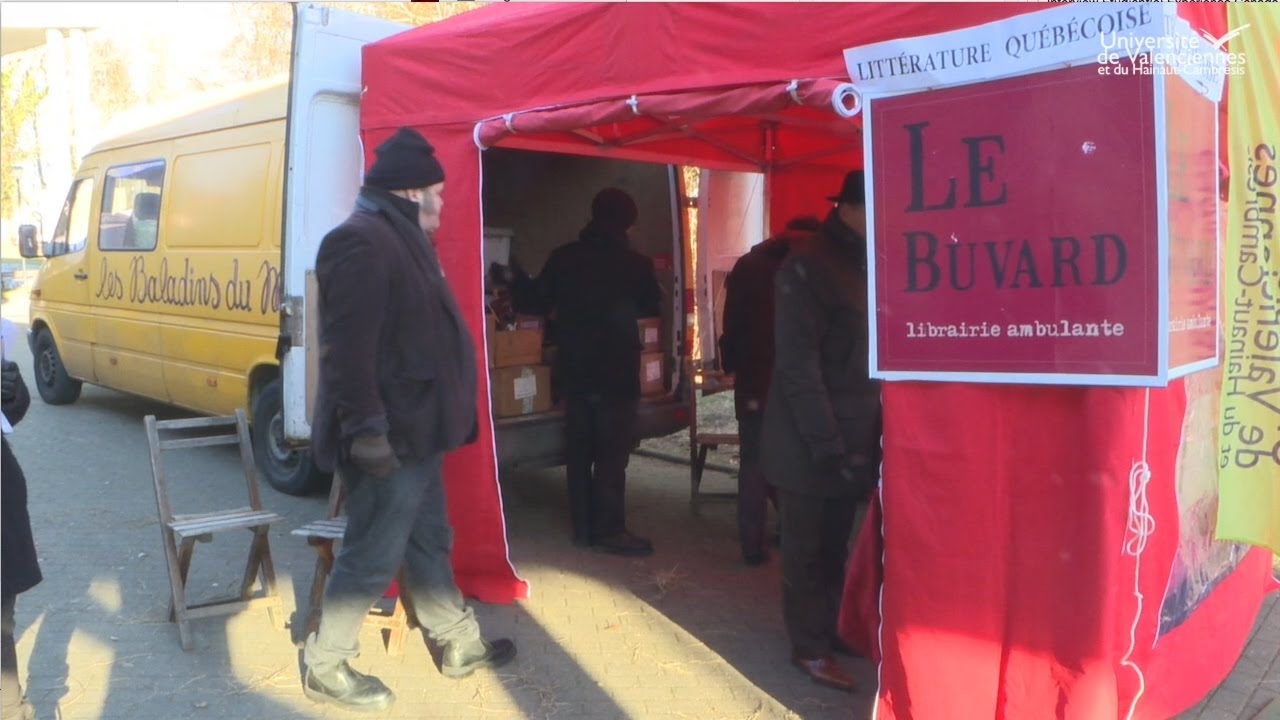 Michel V&eacute;zina et sa librairie ambulante &eacute;taient sur le campus