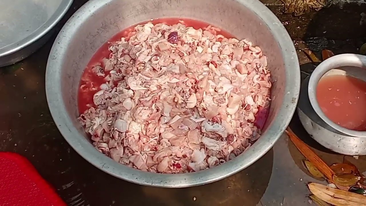 ইফতারের আয়োজনে কুটাকাটি 