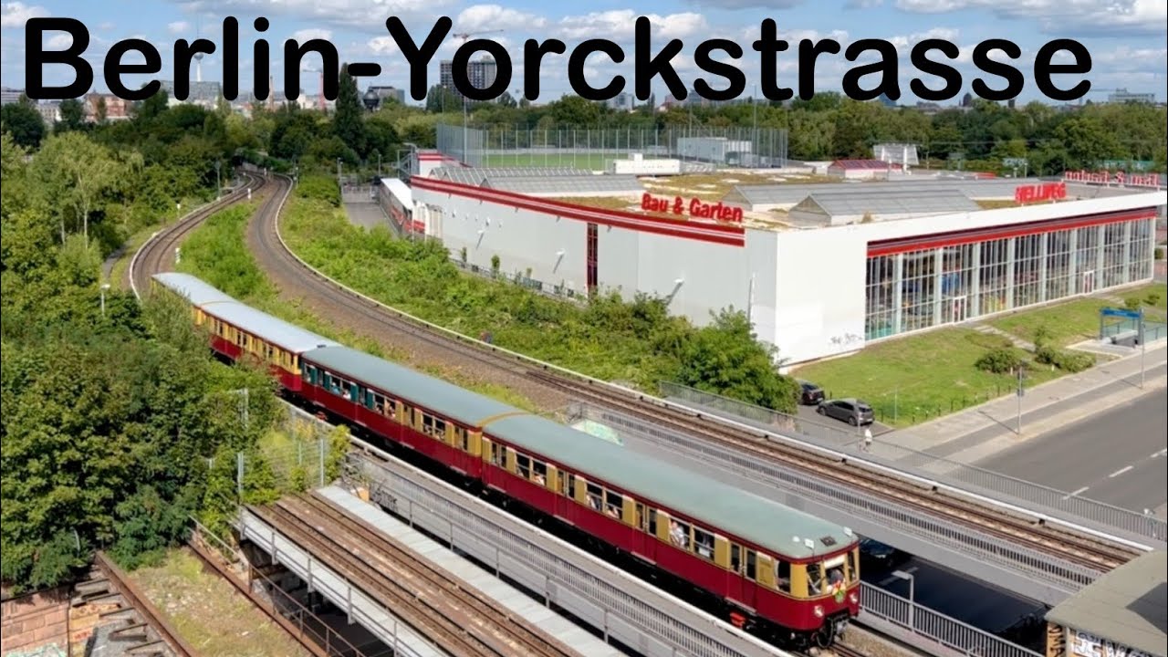 Historischer S-Bahnzug am Bahnhof Gro&szlig;g&ouml;rschenstra&szlig;e ( Yorckstra&szlig;e ) in Berlin-Sch&ouml;neberg