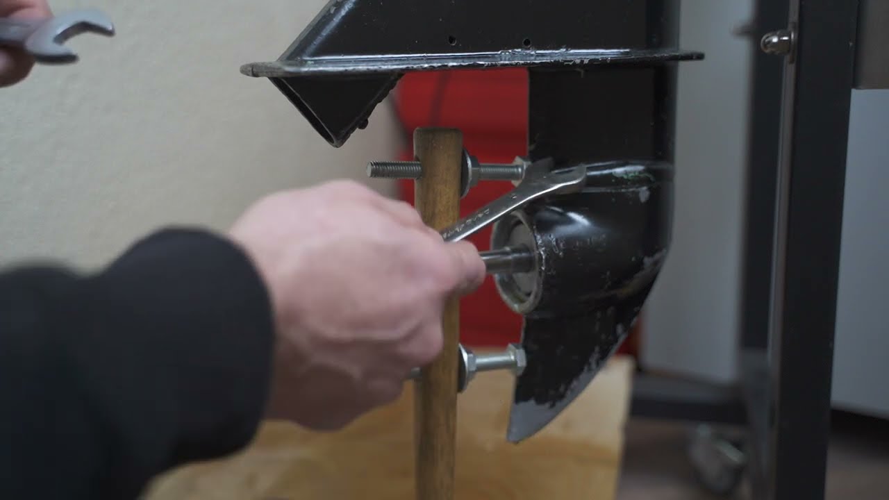 №1 Мотор Ветерок-8 Как снять редуктор,  поменять сальник редуктора без съемника.