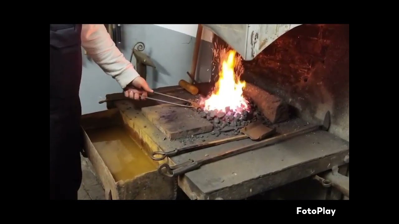 Resteverwertung... Wie man einen kleinen Haken schmiedet. How to forge a simple hook from scrap.