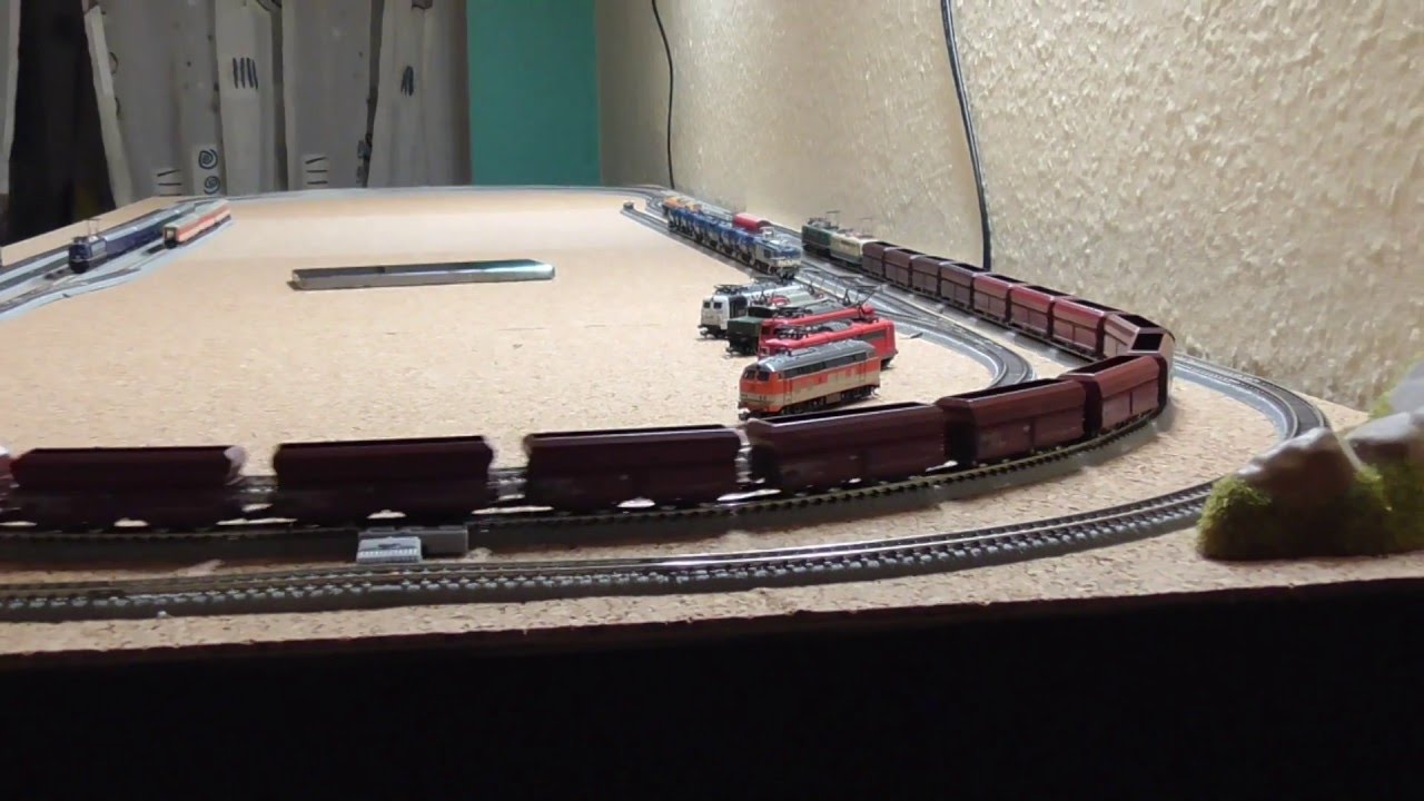 M&auml;rklin Spur Z - Dieseltriebwagen VT137 trifft langen Kohlenzug mit BR150&BR151