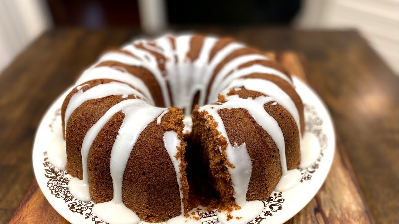 How to make an Applesauce Spice Cake, Holiday Baking
