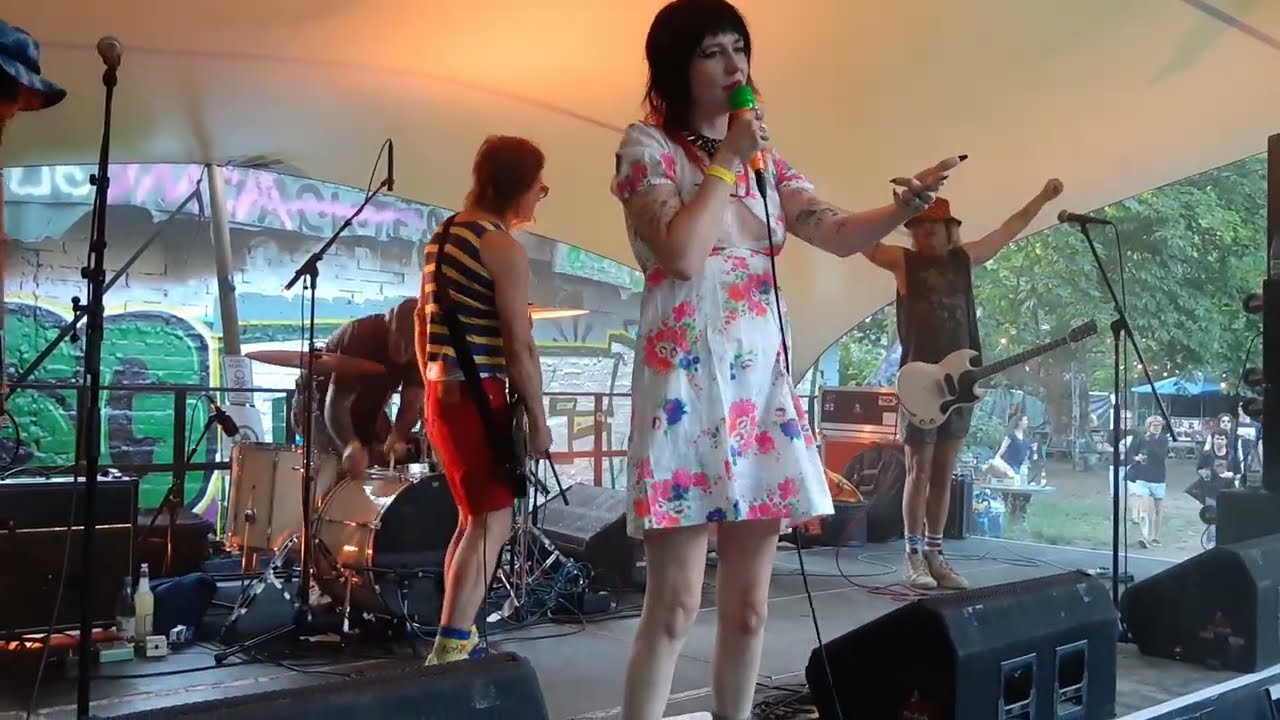 Surfbort - Pretty Little.F live @ Leipzig