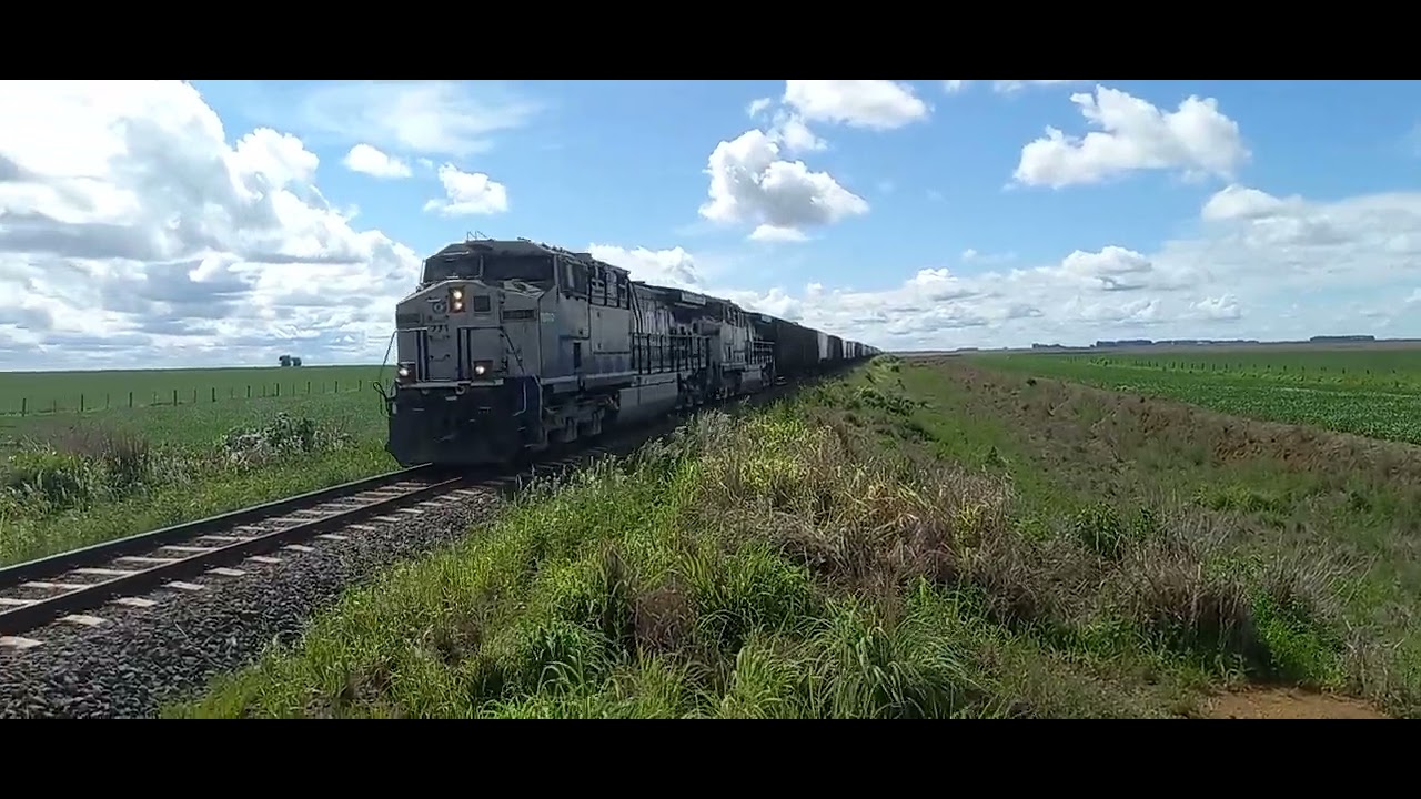 trem graneleiro carregado com dupla de locomotivas GE AC44i no oitavo ponto de aceleraçao