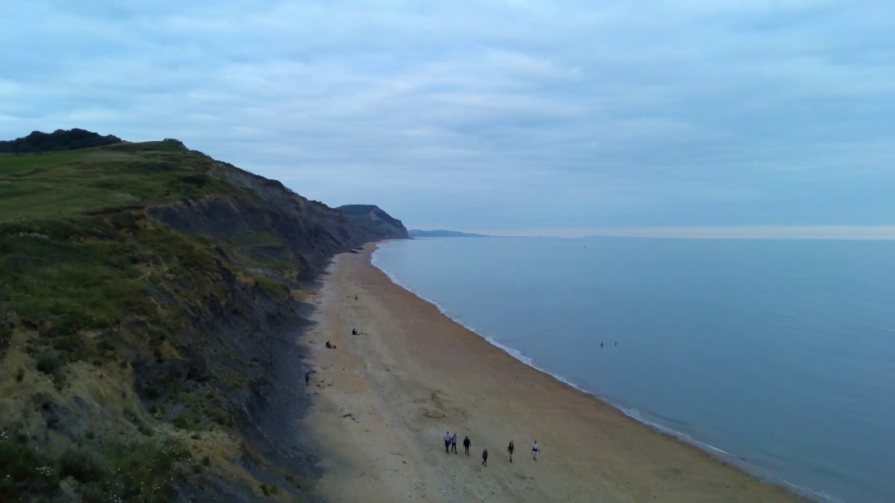 CHARMOUTH BEACH & SEADOWN HOLIDAY PARK BY DRONE HUBSAN ZINO