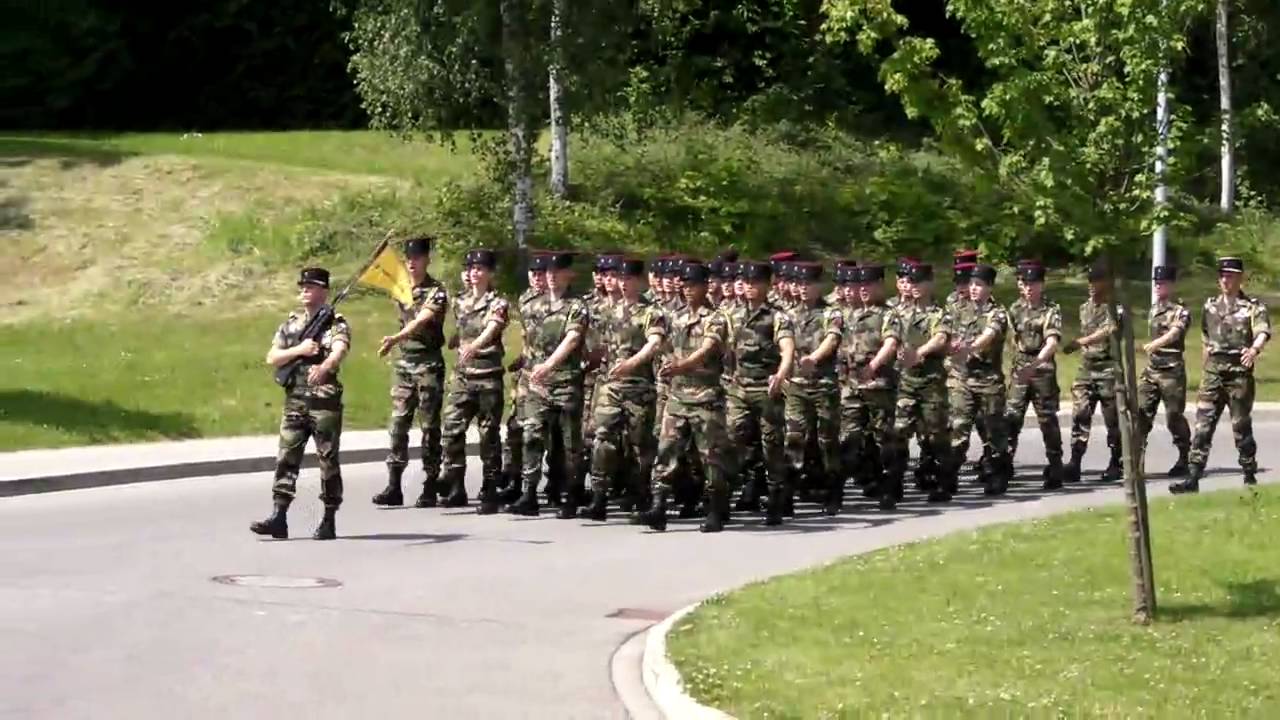 Défiler Militaire Remise Képis Chant  
