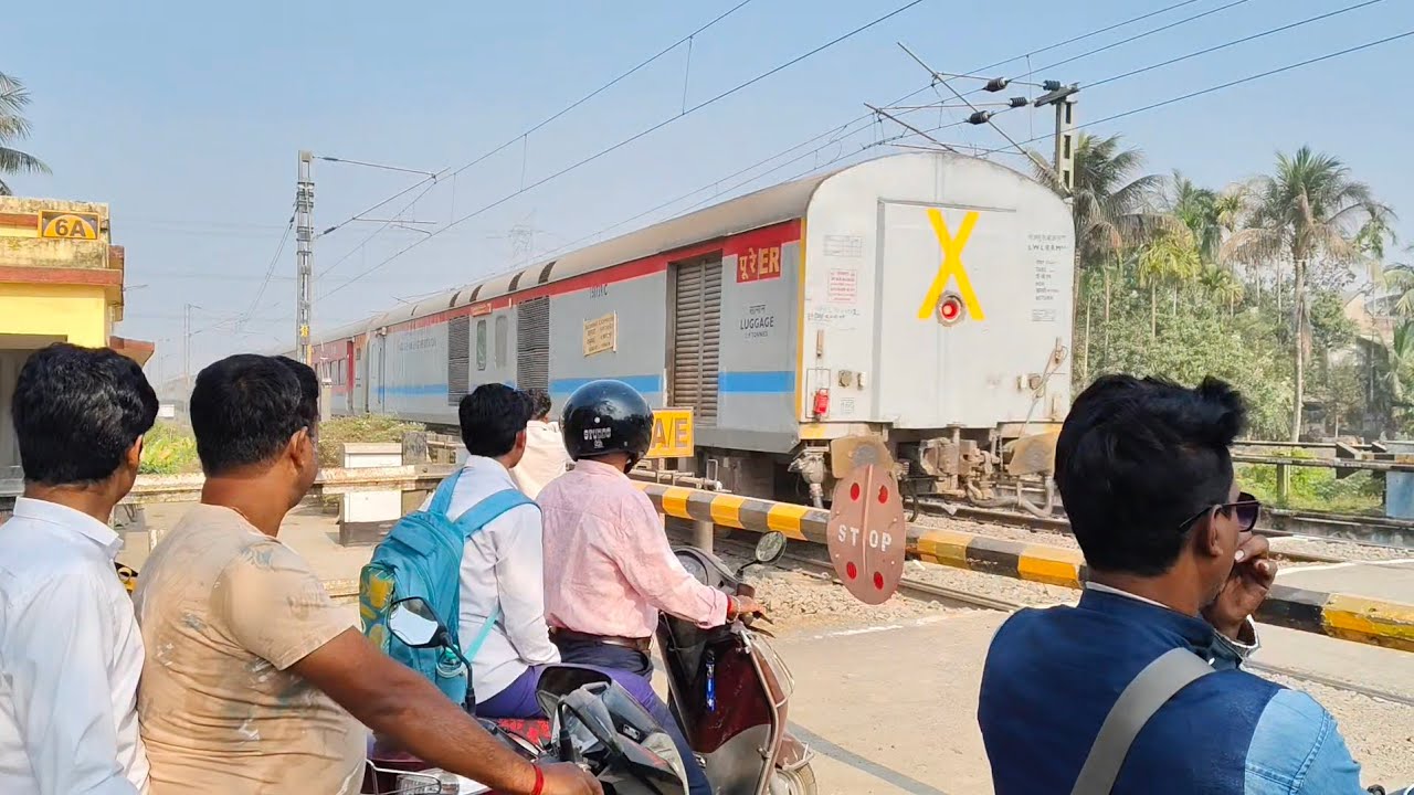 বালুরঘাট মেল এক্সপ্রেস লোকাল ট্রেন ও বন্দে ভারত এক্সপ্রেস ট্রেন।বলাগড় রেলগেট ট্রেন ট্রেন।