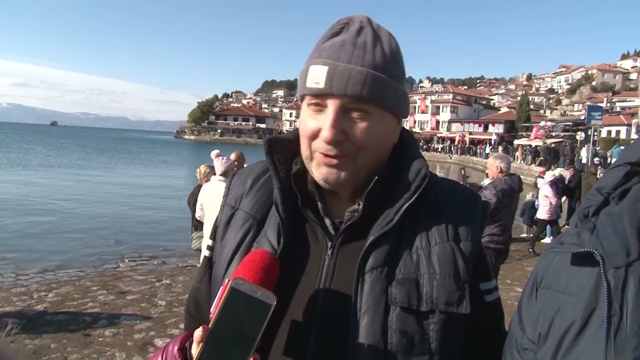 Масовно за Богојавление во Охрид – крстот во рацете на Мартин Гоџо