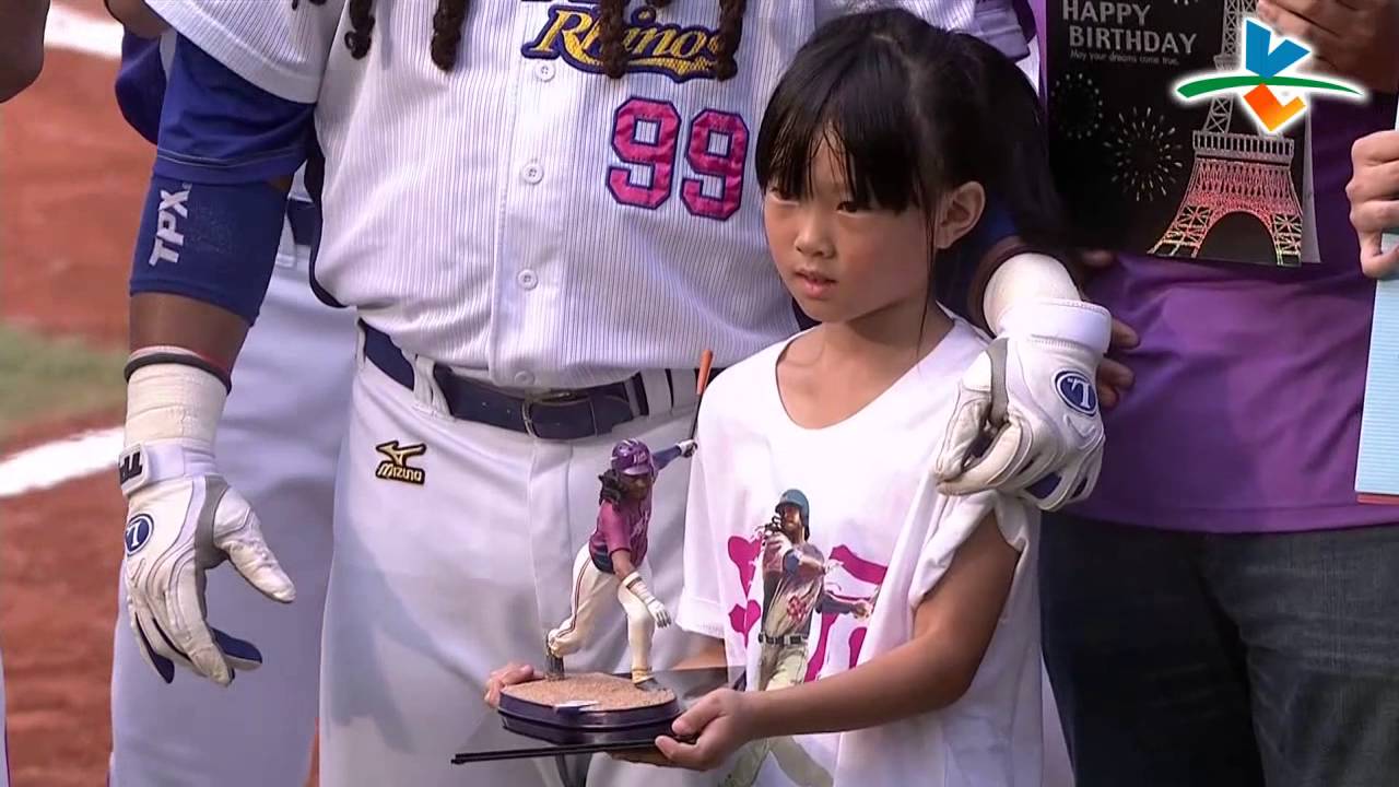 20130526 CPBL 獅 vs 犀牛 賽前 曼尼慶生會 徐總戴上辮子頭同歡