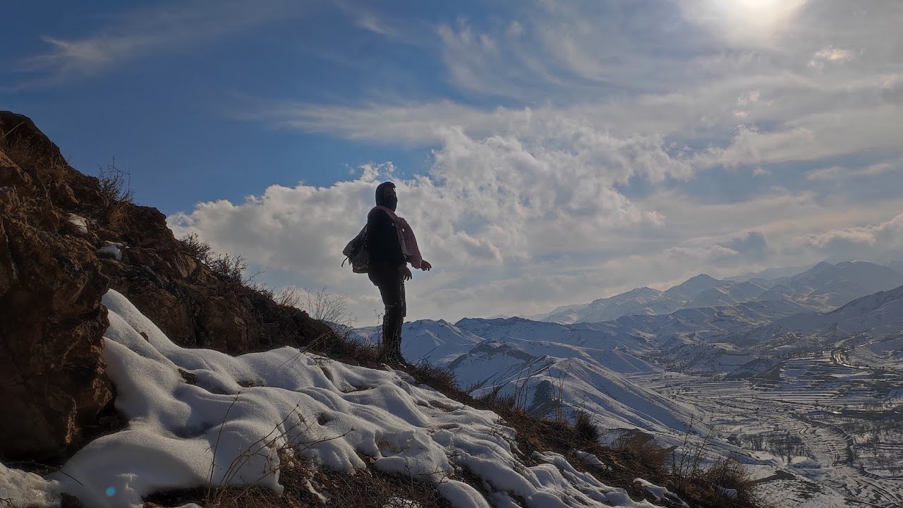 Climbing without equipment on the snow, we almost died.