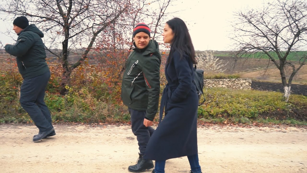 Fără părinți și chinuiți prin orfelinate, șase bărbați își duc traiul într-o „casă protejată”