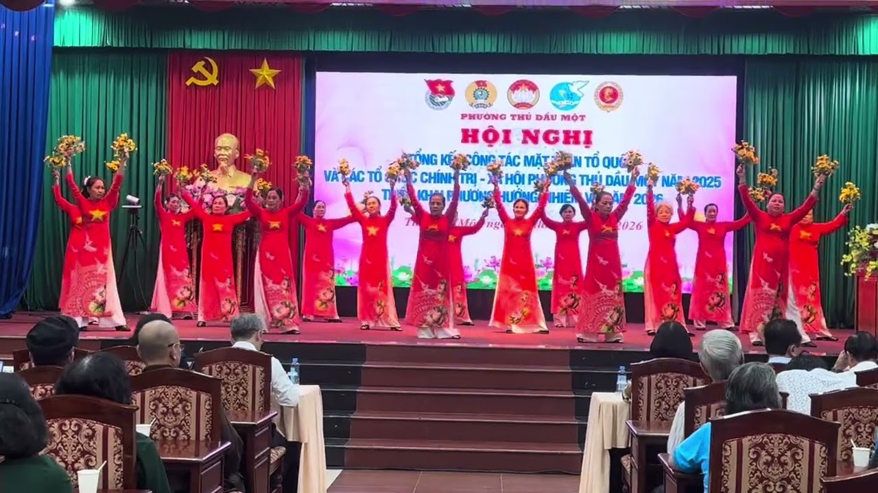 CLB biểu diễn bài Múa hoa trên nền nhạc “Đảng đã cho ta một mùa xuân”