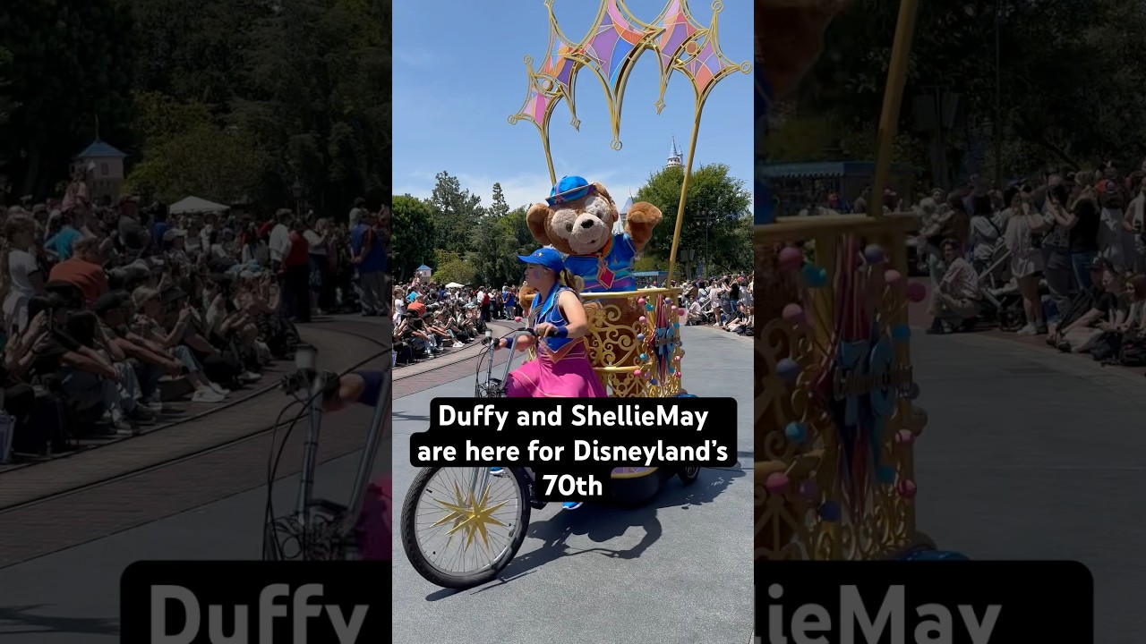 Cuties Duffy and ShellieMay are here! // Disneyland