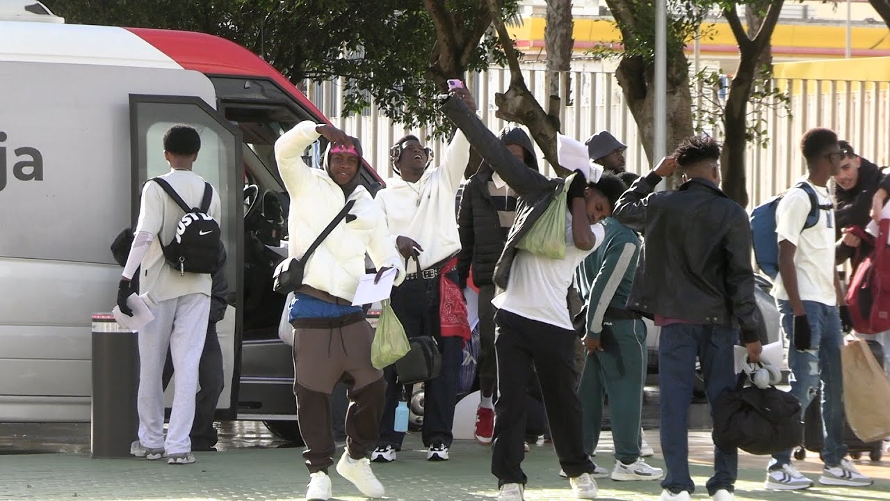 Un grupo de 61 inmigrantes deja un CETI completamente saturado