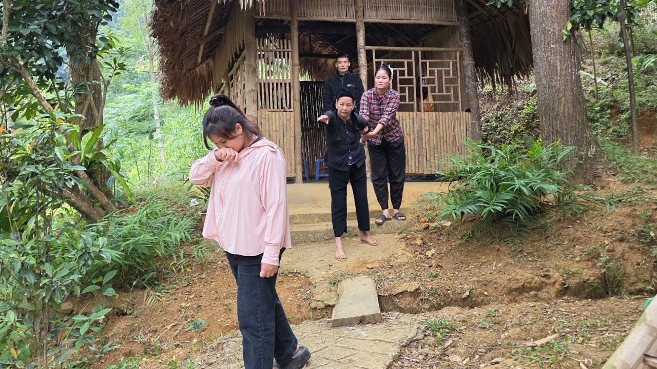 Grandmother forced Tuyet to marry Thuan. Tuyet did not agree and sadly left.