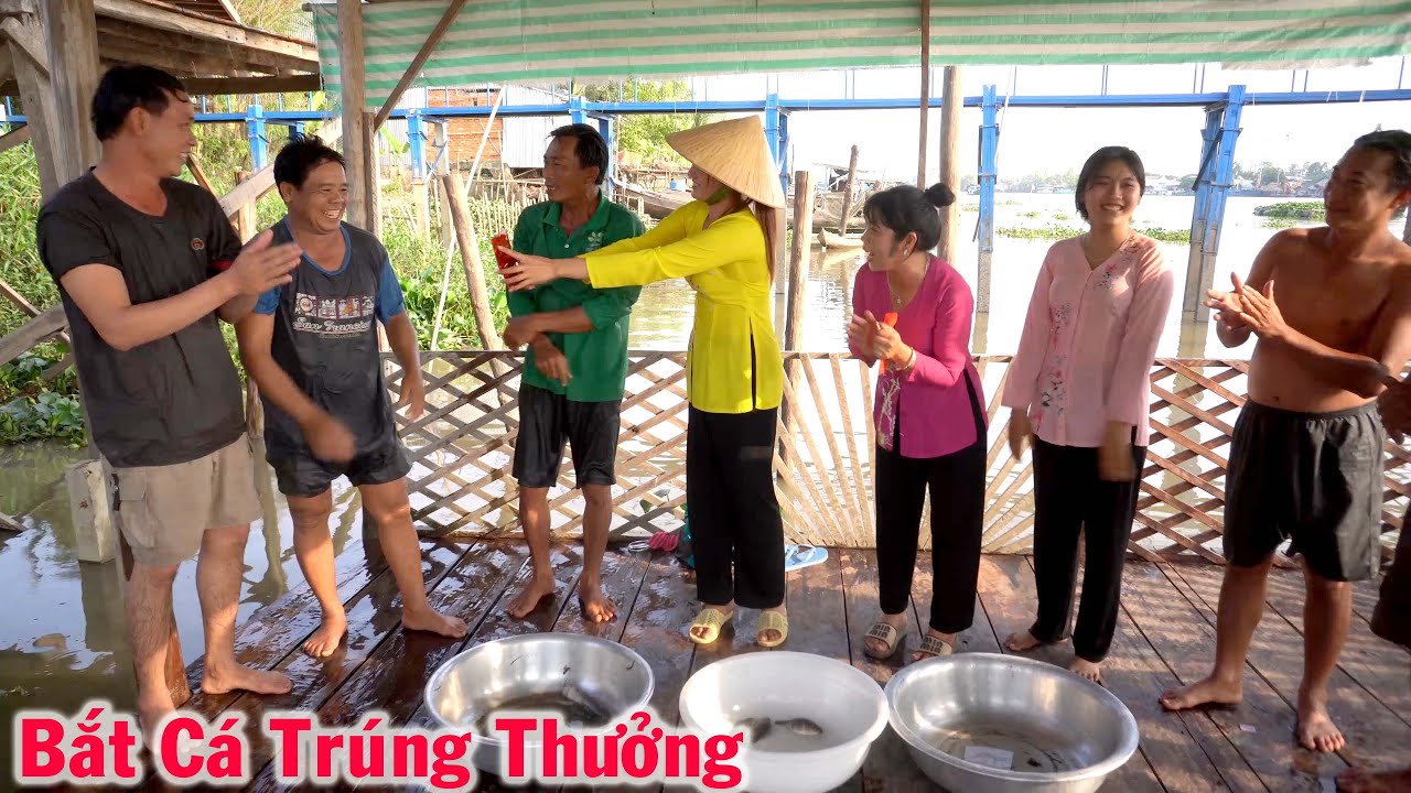 Sau Tiệc Tất Niên Các Anh Các Chú Hào Hứng Thi Bắt Cá Trúng Thưởng