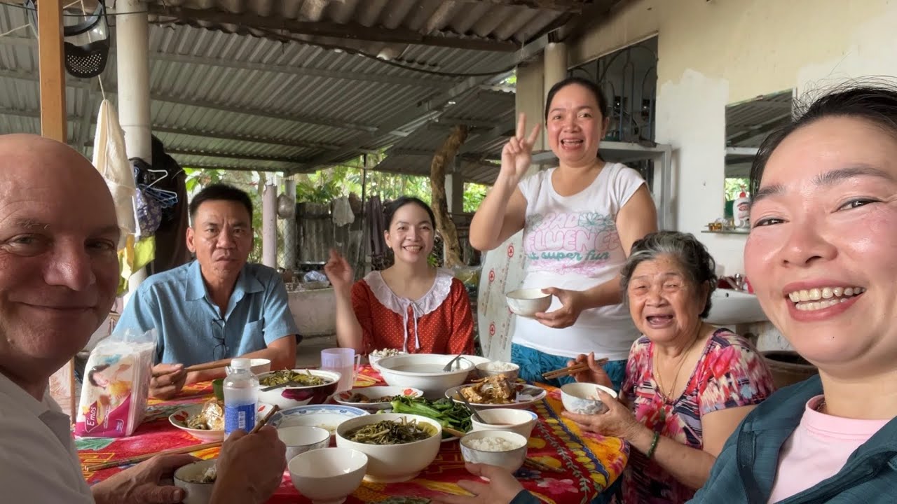 Về Quê Nhà Vĩnh Long Thăm Mộ Ông Bà. Bữa Cơm Cùng Gia Đình. Hái Chôm Chôm & Nhãn & Chuối Vườn Nhà. 