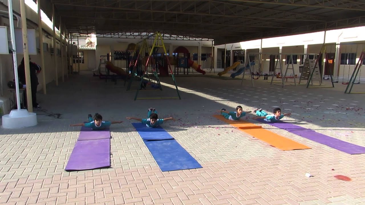 فقرة الجمباز للصف الثانى من فعاليات اليوم الرياضي باشراف المعلمة سلوى