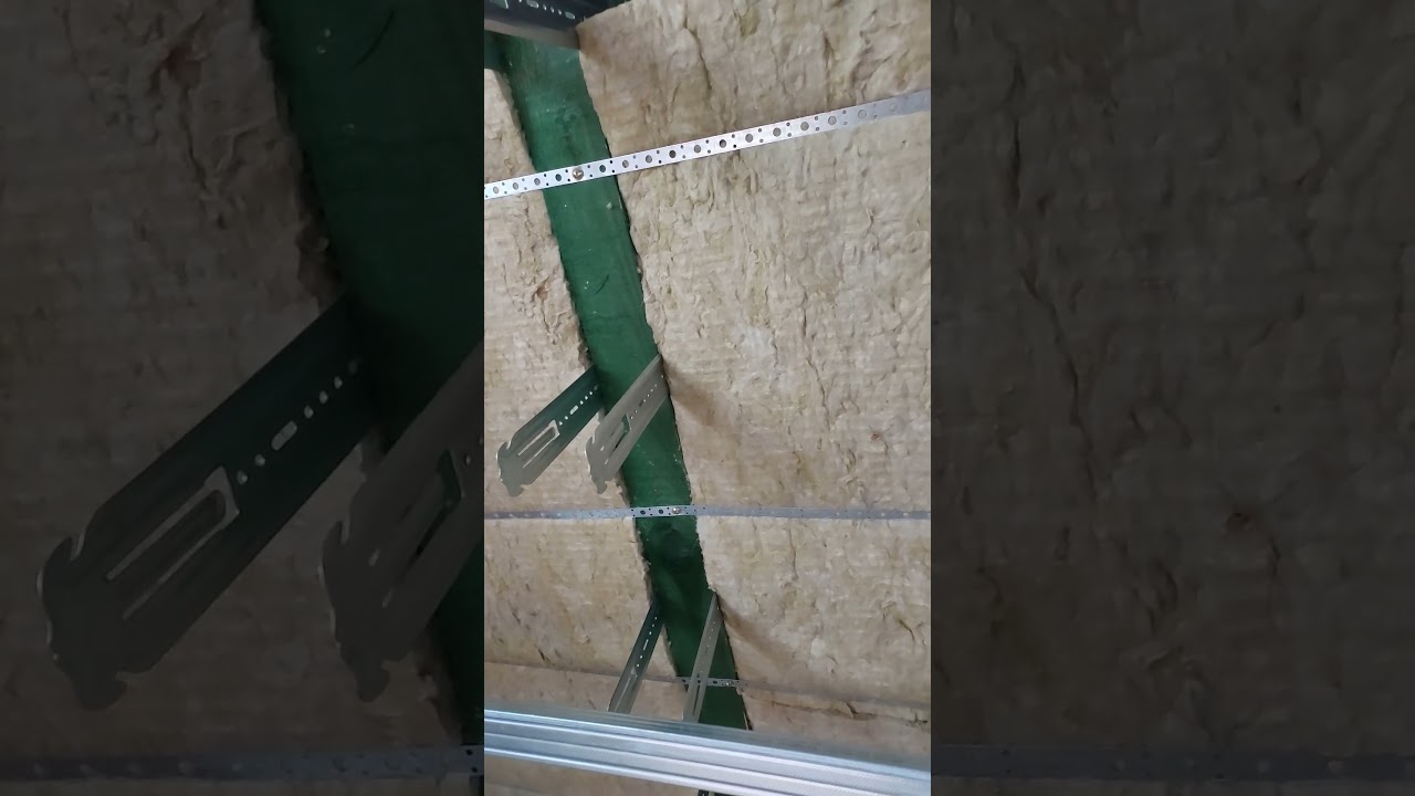 zabezpieczenie wełny skalnej na suficie i skosach poddasza pomiędzy belkami, krokwiami. rockwool,
