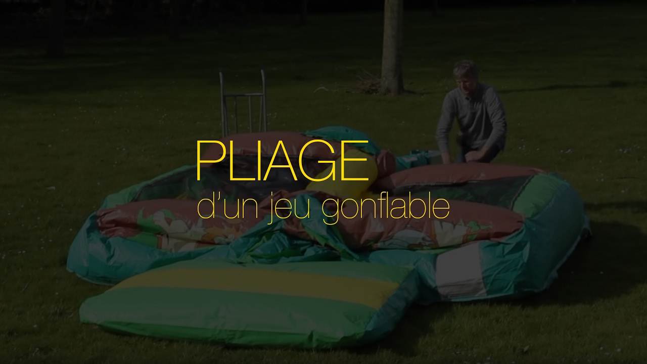 Pliage d'un jeu gonflable