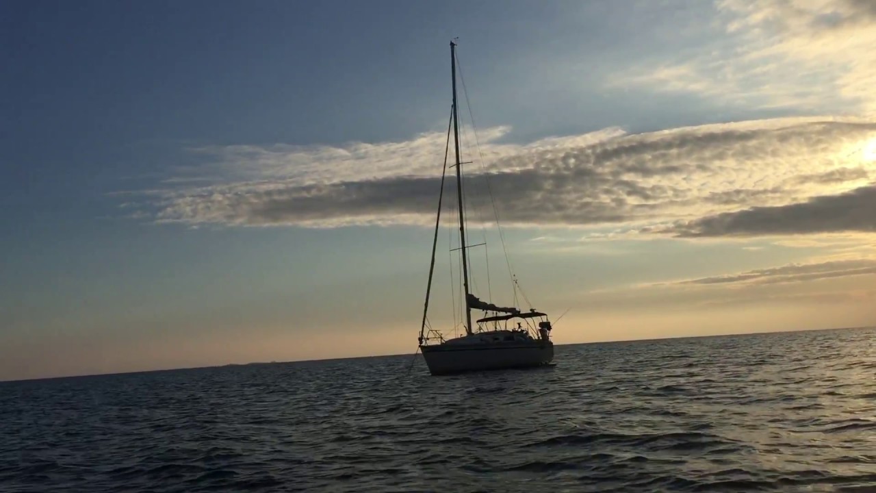 Sailboat Tour 1990 Hunter 28 - Tiny Home
