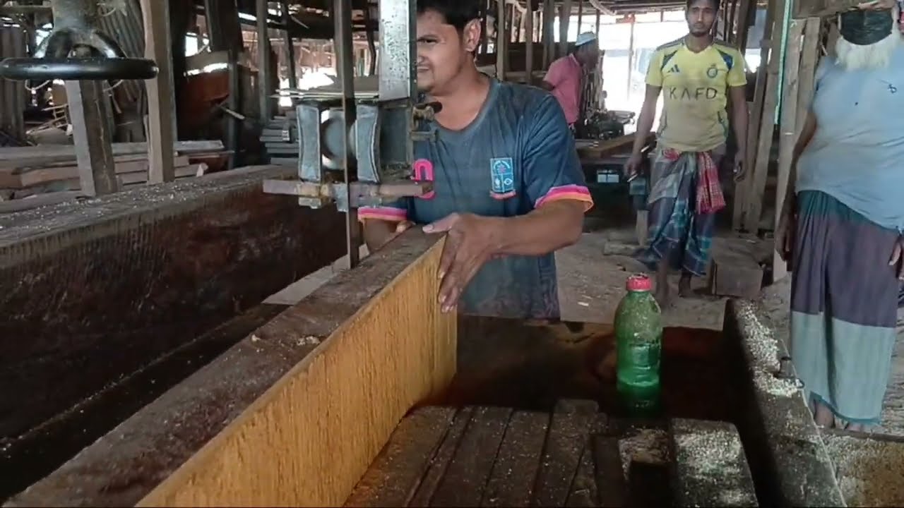 অকান লোহা ১০+৩ চৌকাট এর জন্য কাটা হচ্ছে 