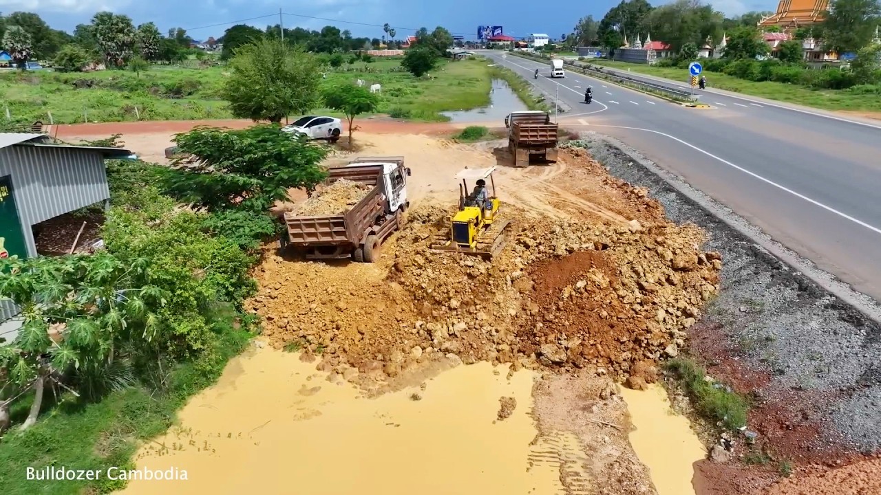 It's amazing to see so many experts working on filling the soil from the flooded ASEAN Road.